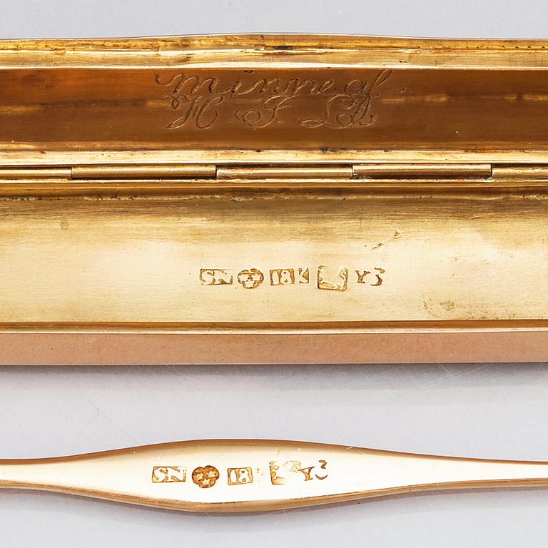 A Swedish 18 K gold box with ear spoon, marks of Stephan Nöblin, Ystad 1829.