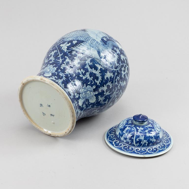 A blue and white jar with cover, Qing dynasty, 19th Century.
