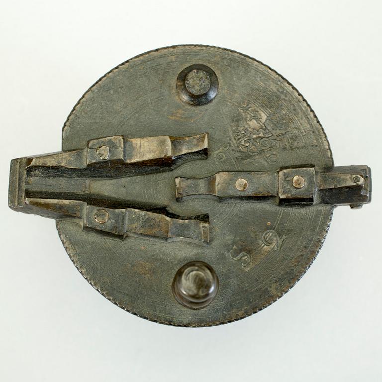 VIKTSATSER, 2 stycken, mässing, en 1700-tal med dubbelslagen datering samt en daterad 1863.