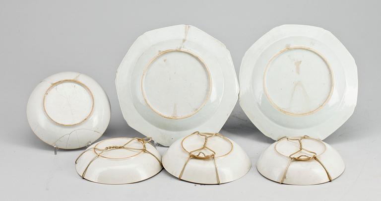 TALLRIKAR, 2 st samt  SKÅLFAT, 4 st, porslin. Kina 1700/1800-tal.