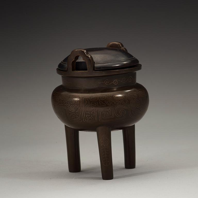 A bronze tripod censer, Qing dynasty (1644-1912).