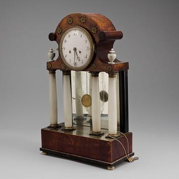BORDSPENDYL, Karl-Johan, 1800-talets första hälft.