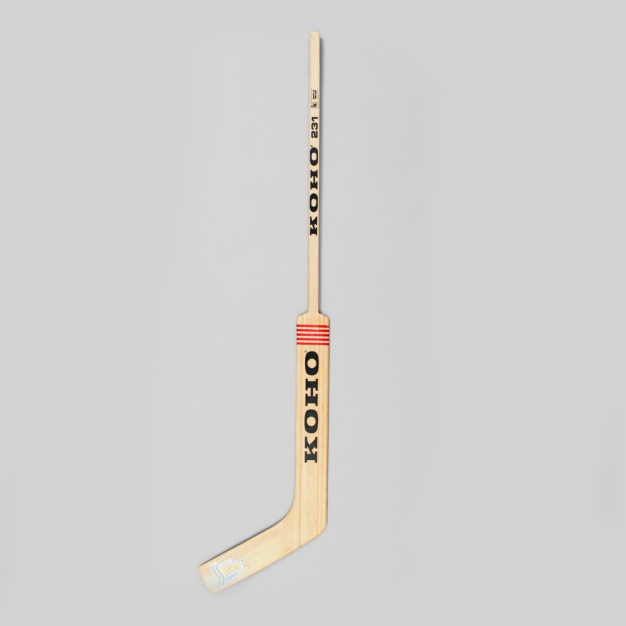 PELLE LINDBERGS MÅLVAKTSKLUBBA, med autografer från svenska landslaget Tre Kronor. Bland annat Pelle Lindbergh.