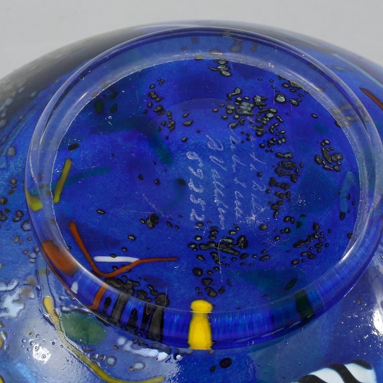 FLASKOR, 2 st, VAS samt SKÅL, glas, Bertil Vallien, Kosta Boda, två signerade delar.