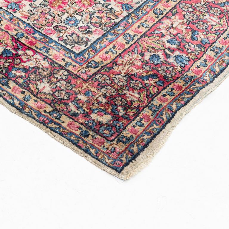 An Oriental carpet, c. 272 x 180 cm.