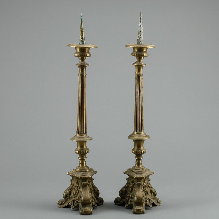 ALTARLJUSSTAKAR, ett par, mässing. 1800-tal.