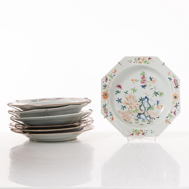 Tallrikar, sju stycken, porslin, Kina, Qingdynastin, 1700-tal.