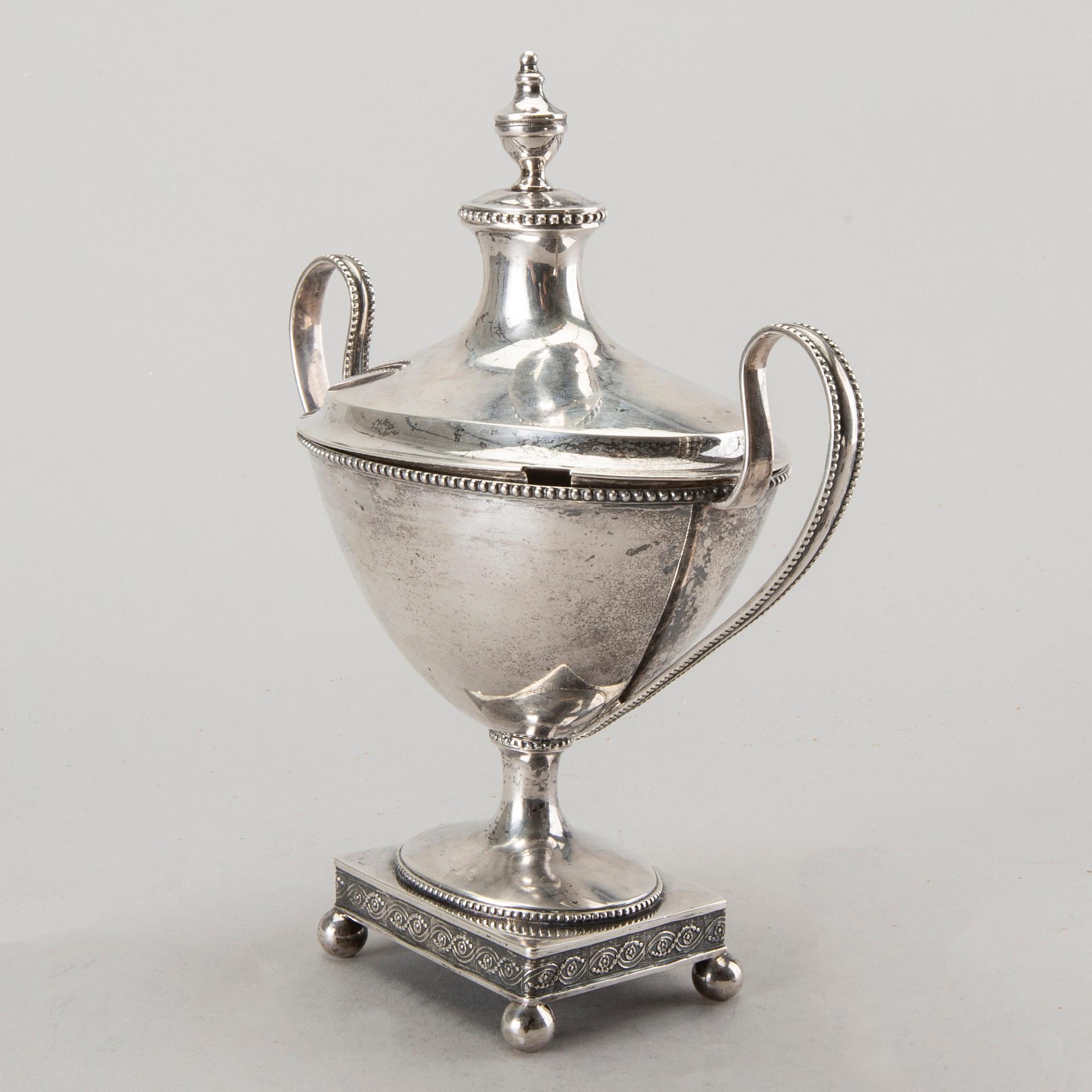 SOCKERSKÅL på FOT, silver, 1796, troligen Anders Risén, Göteborg. Vikt 600 gram.