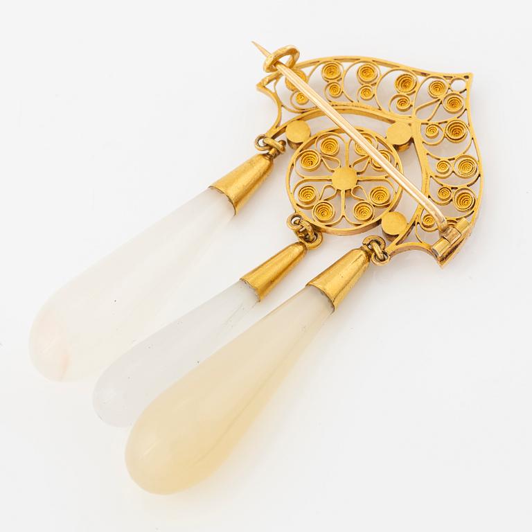 Brooch 18K gold with cultured pearls and three drops.