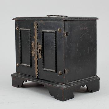 KABINETTSKÅP, i miniatyr. 1800-tal.