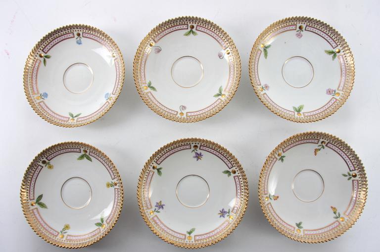 KOPPAR MED FAT samt ASSIETTER, 6+6 st, porslin. Royal Copenhagen "Flora Danica".