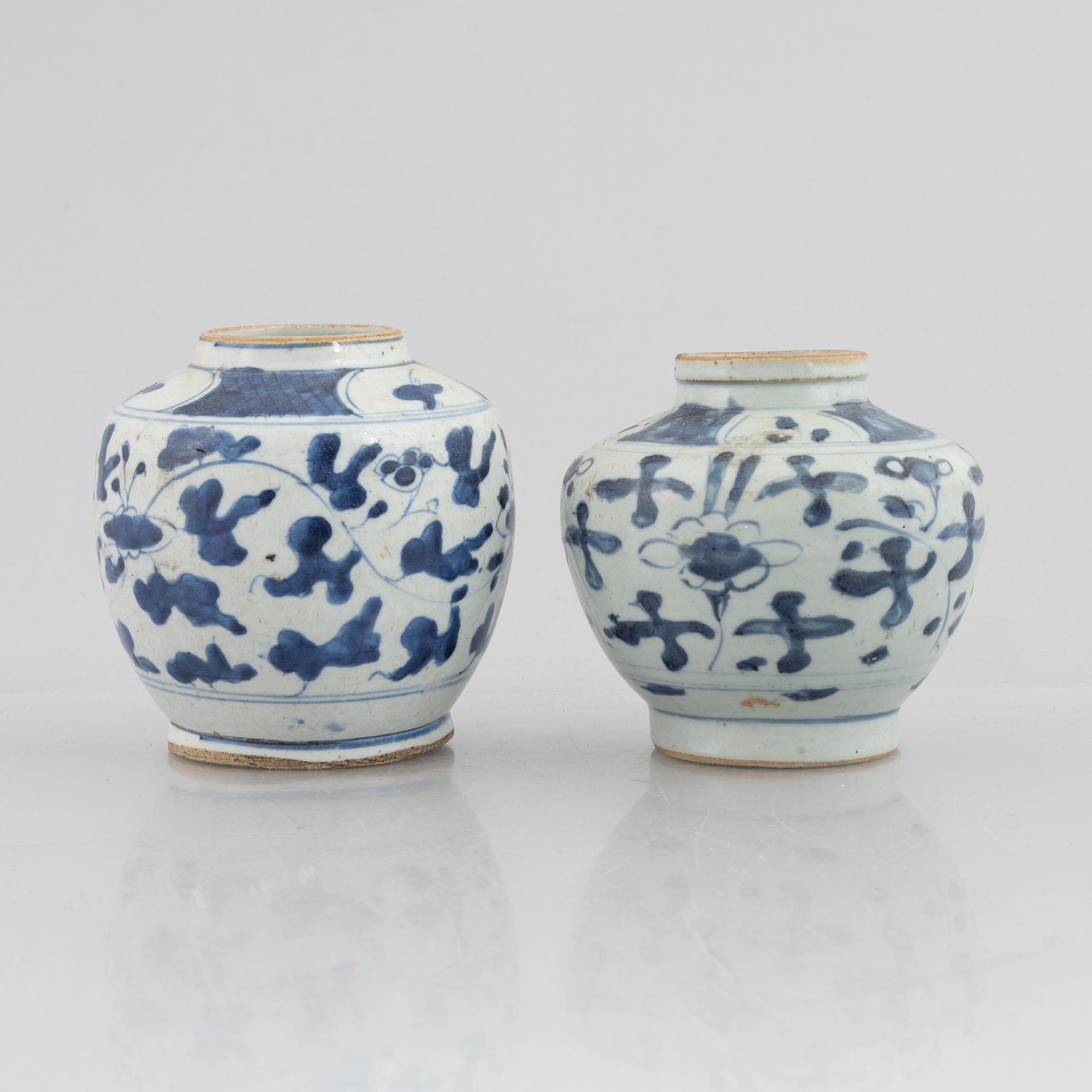 A blue and white Swatow dish  and two blue and white urna, China, Ming dynasty (1368-1644).