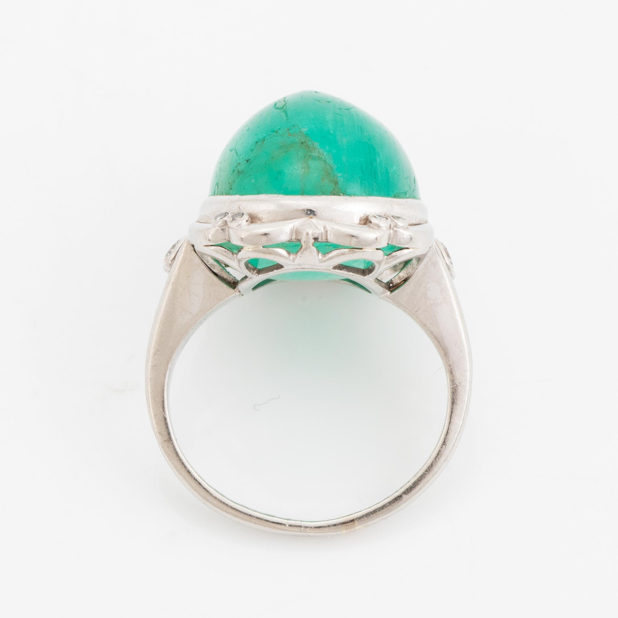 Ring, platina med cabochonslipad smaragd och diamanter, David Andersen & Co.