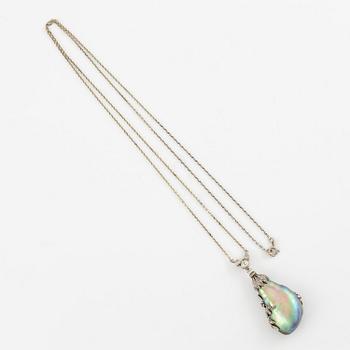 A necklace in 18K white gold with a pearl and old-cut and rose-cut diamonds, circa 1900.