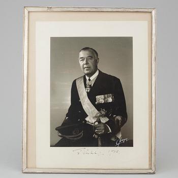 A signed photograph of Prince Bertil Sweden 1975.