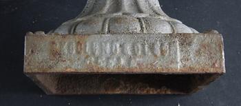 TRÄDGÅRDSURNOR, ett par, gjutjärn, 1900-tal.