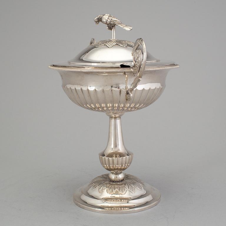 A Swedish 19th century silver sugar bowl and cover, mark of Anders Lundqvist, Stockholm, 1826.