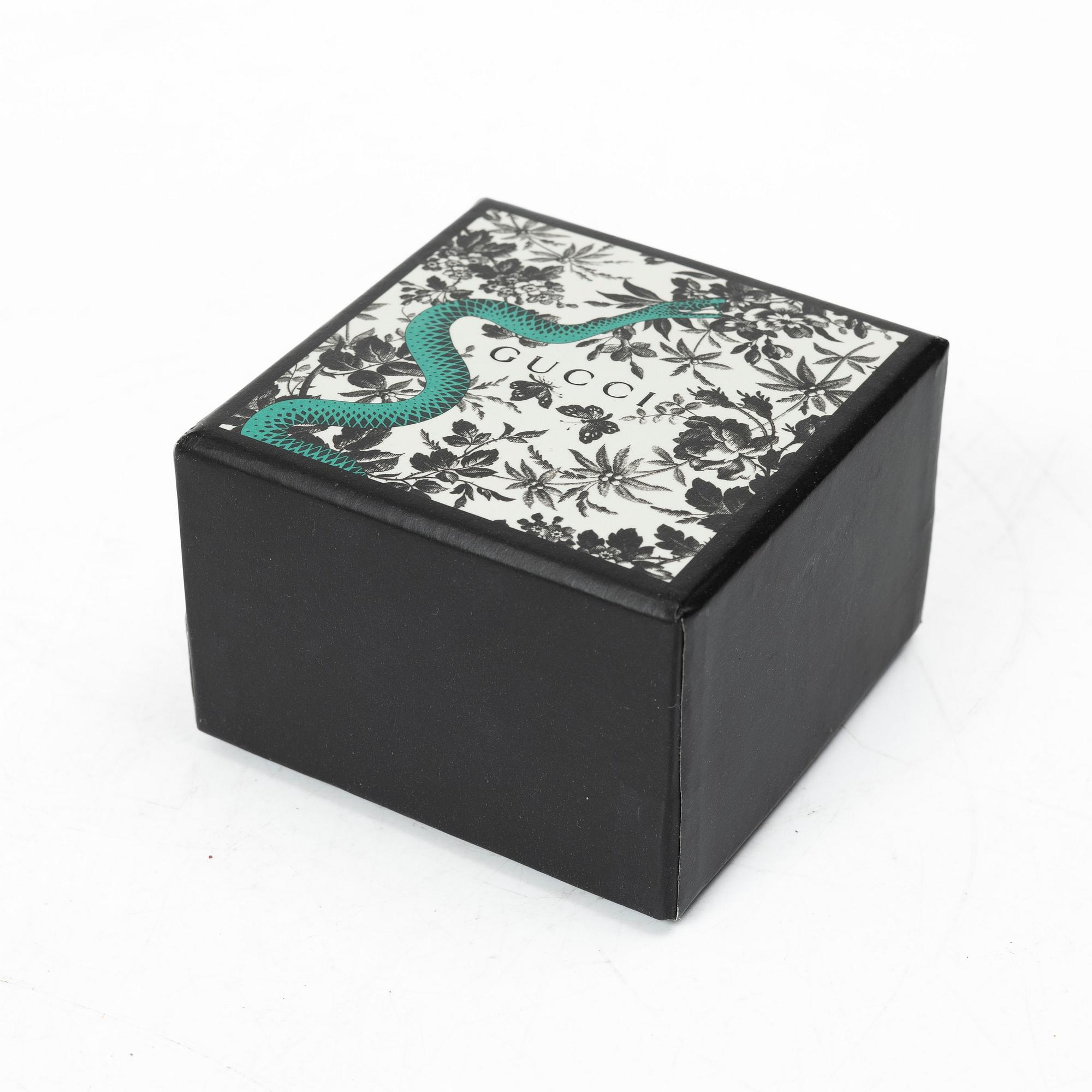 Gucci, Translation: "ring with a pearl".