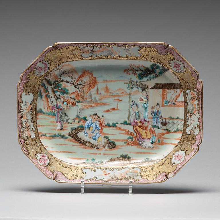STEKFAT samt djupa TALLRIKAR, tre stycken, mandarinporslin. Qingdynastin, Qianlong (1736-95).