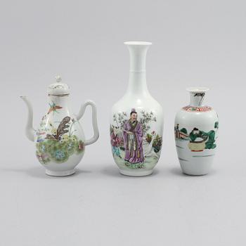 VASER, 2 st samt KANNA, porslin, Kina, 1900-tal.