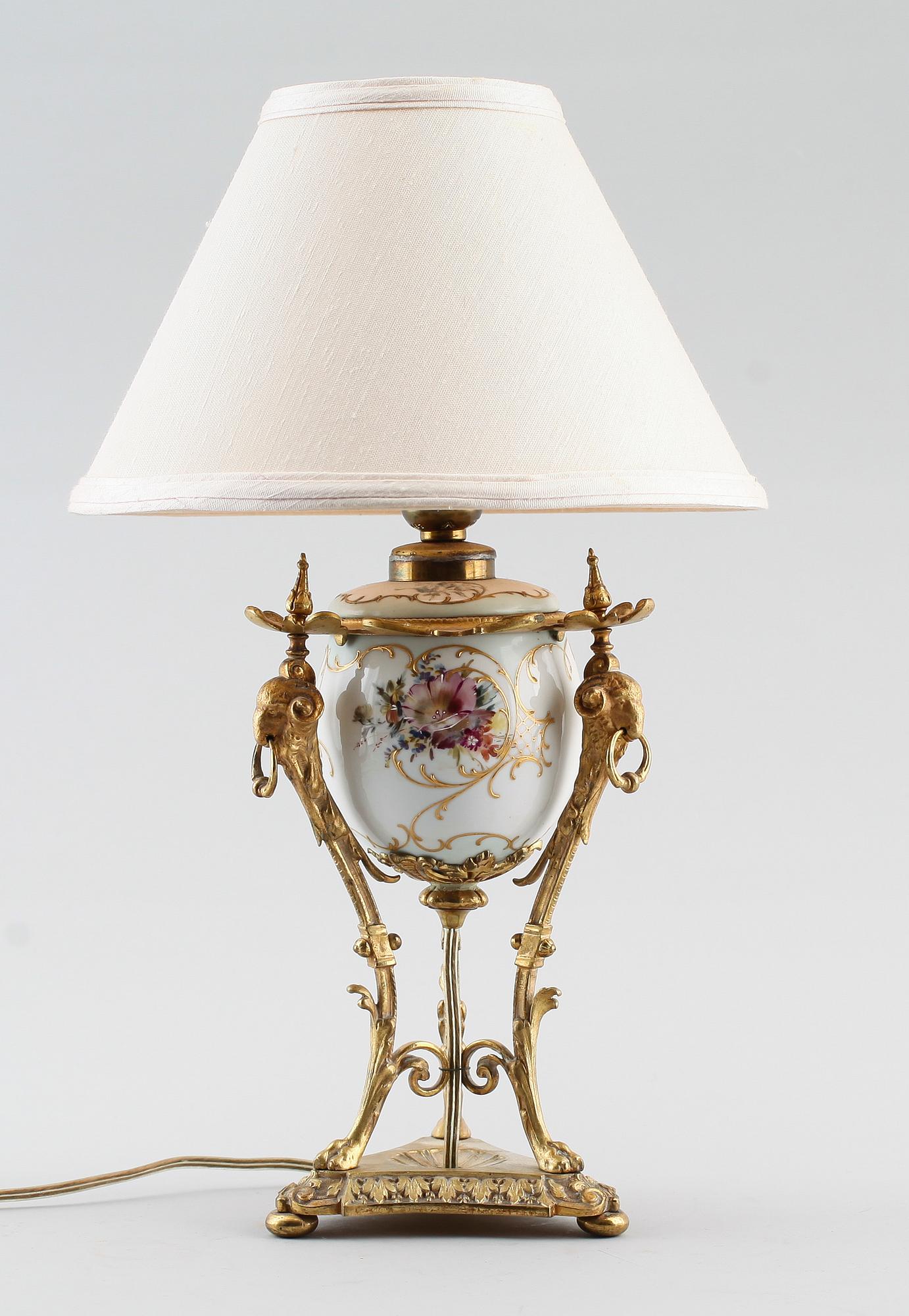 BORDSLAMPA, porslin och brons, 1900-talets första hälft.