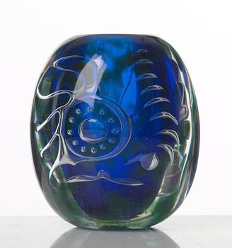 Edvin Öhrström, an 'ariel' vase, Orrefors 1952.