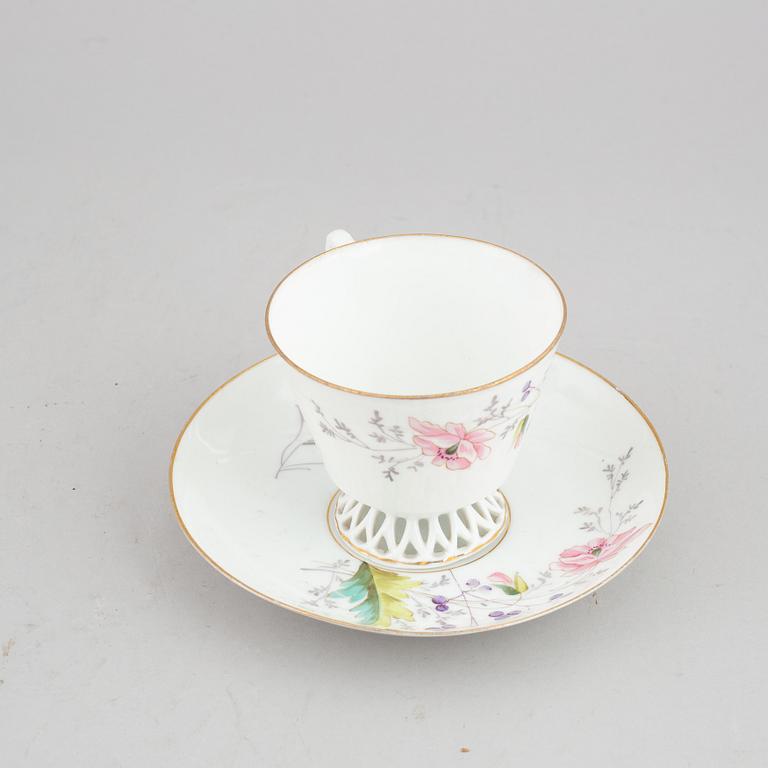 Eight porcelain coffeecups with saucers, Kusnetsov, Russia, around 1900.