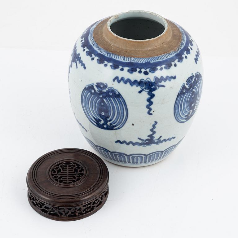 A blue and white jar, Qing dynasty, Kangxi (1662-1722).