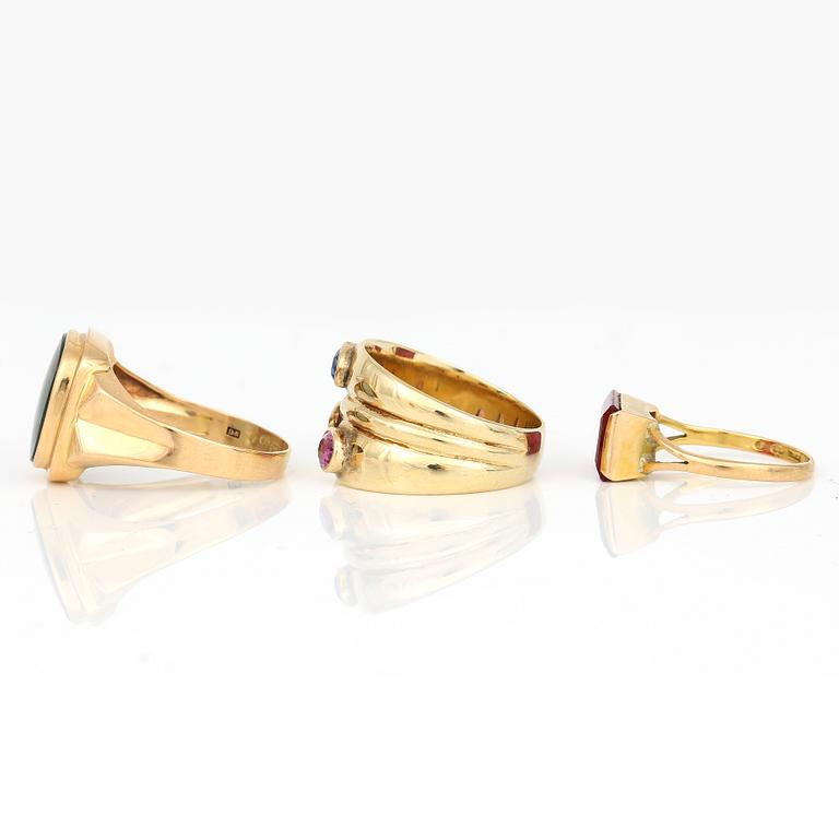 RINGAR, 3 st, olika guldhalter, mestadels Sverige, 1900-talets andra hälft. Total vikt ca 16,15 g.