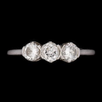 RING, 18k vitguld med diamanter tot ca0,77ct. Vikt 3g.