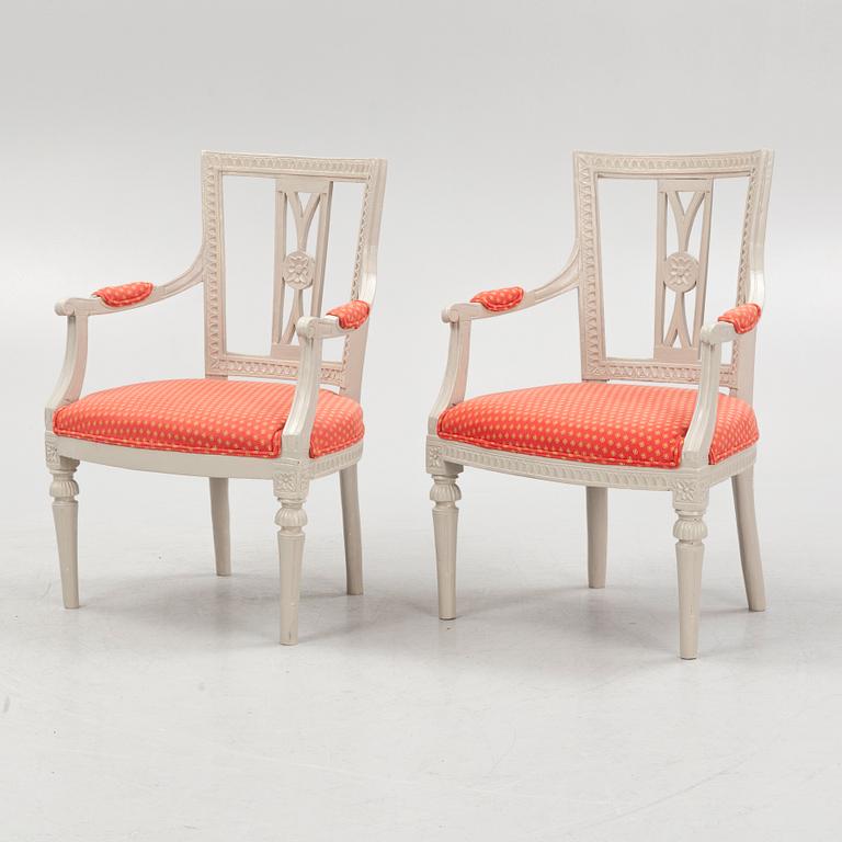 Karmstolar, ett par, gustavianska, omkring år 1800.