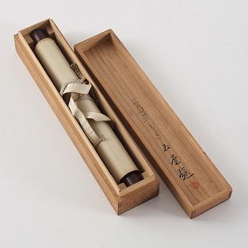 Kakiemono, färg och tusch på papper. Japan, okänd konsnär, 1900-tal. Signerad Gyokdo 玉堂. Socker ärtor.