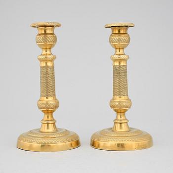 LJUSSTAKAR, ett par, mässing, senempire, Frankrike. 1800-talets första hälft/mitt.