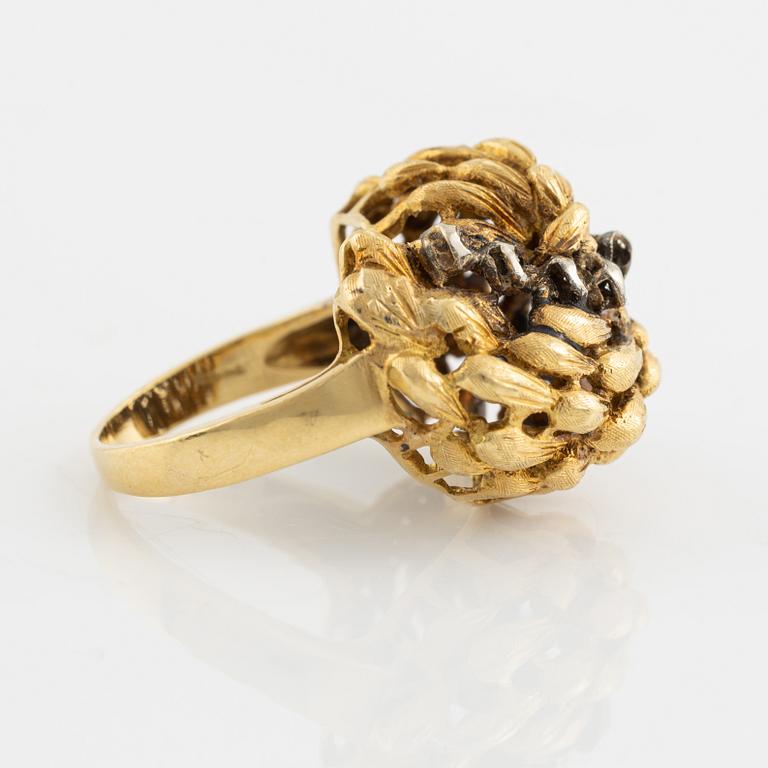 Gold leaf shaped and diamond ring.