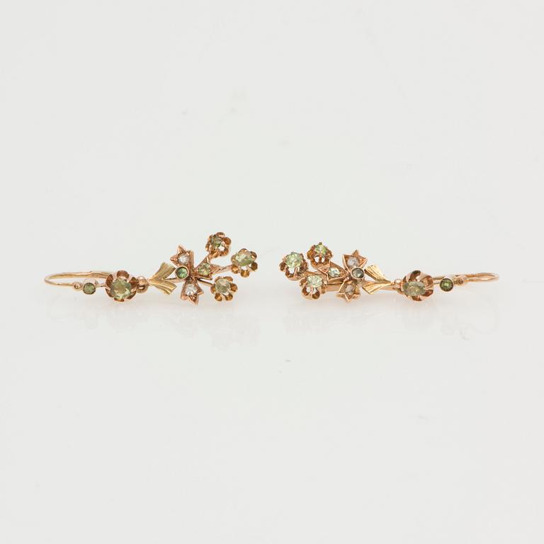 ÖRHÄNGEN, demantoid granater, rosenslipade diamanter, 14K (56) guld. Moskva.