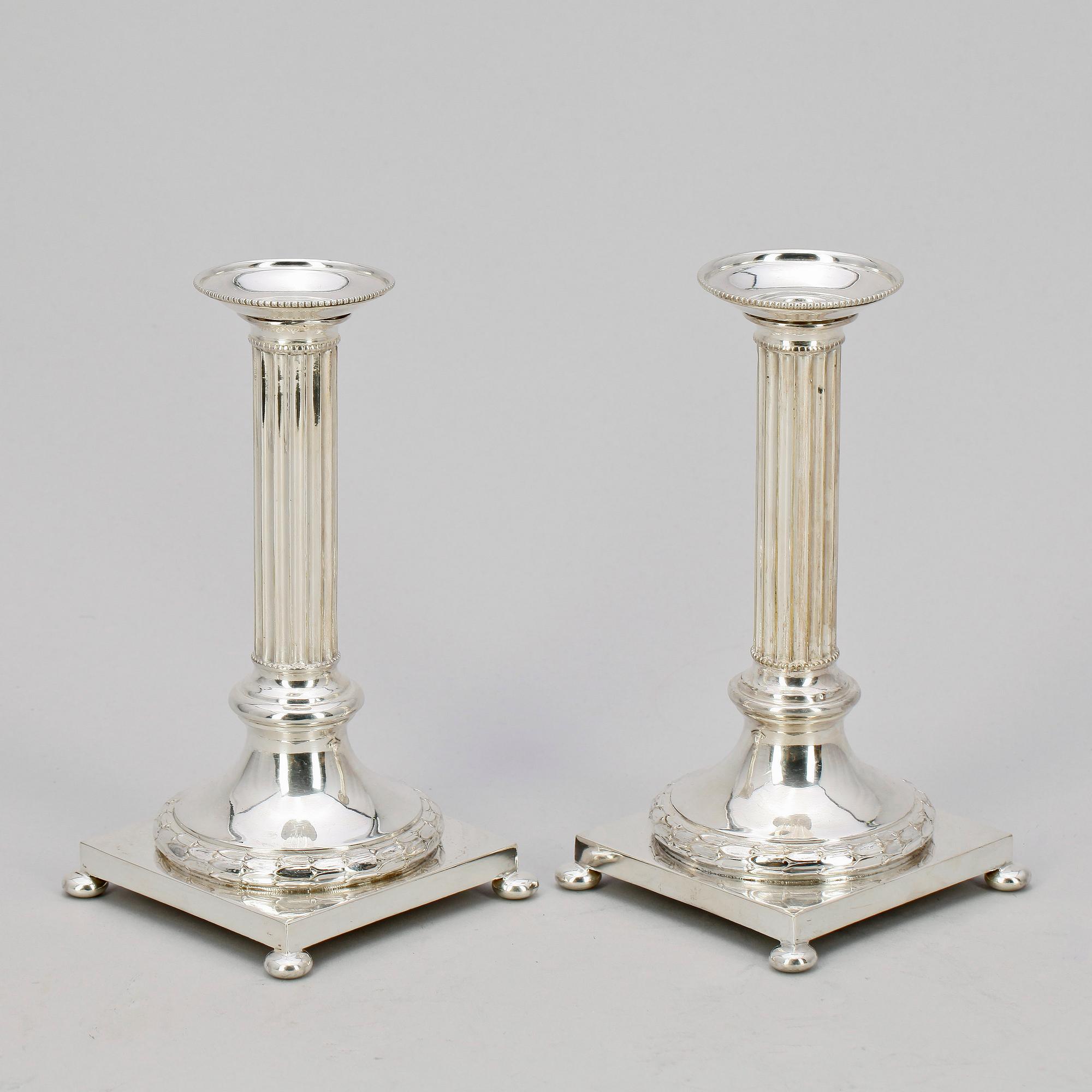 LJUSSTAKAR, ett par, nysilver, gustaviansk stil, CG Hallberg, 1900-talets första hälft.
