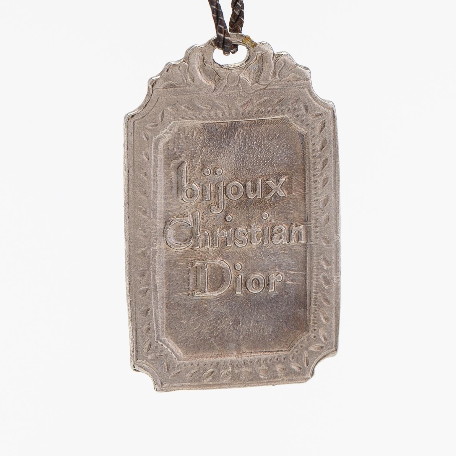 Christian Dior, Helminauha, 3-rivinen, lasihelmiä ja hopeaväristä metallia. Merkitty Chr.Dior 1962.