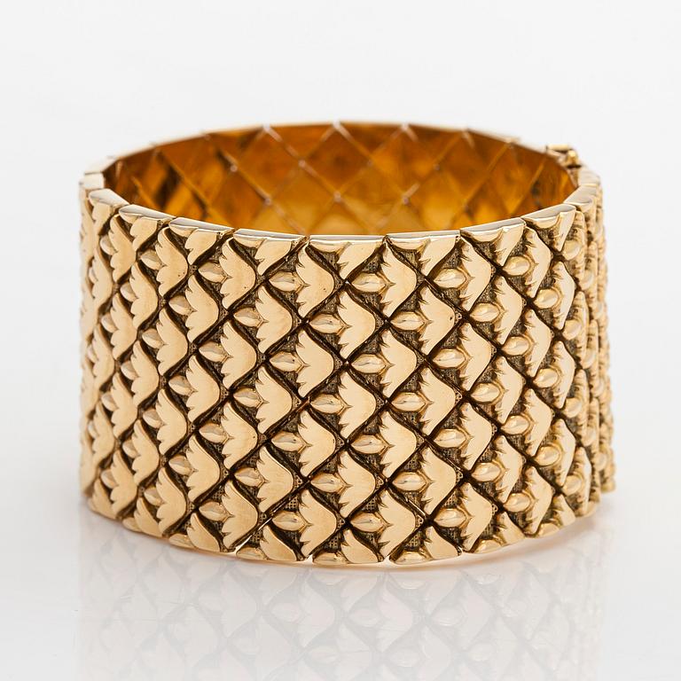 An 18K gold cuff bracelet, Italy.