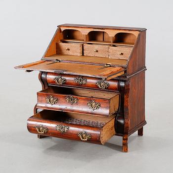 A miniature chest of drawers, 19th century.