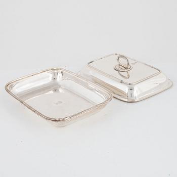 A pair of silver plated serving dishes with covers, first half of the 20th Century.
