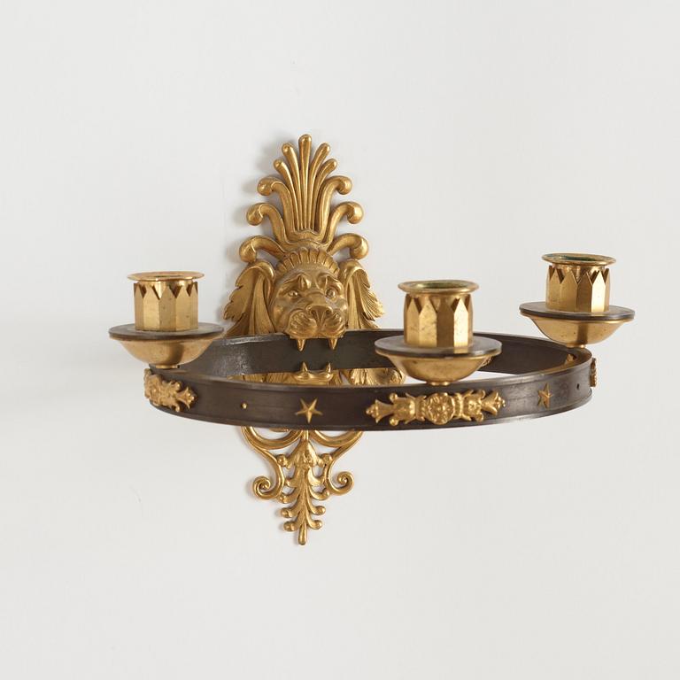 APPLIQUER, för tre ljus, ett par. Frankrike, 1800-talets början. Empire.