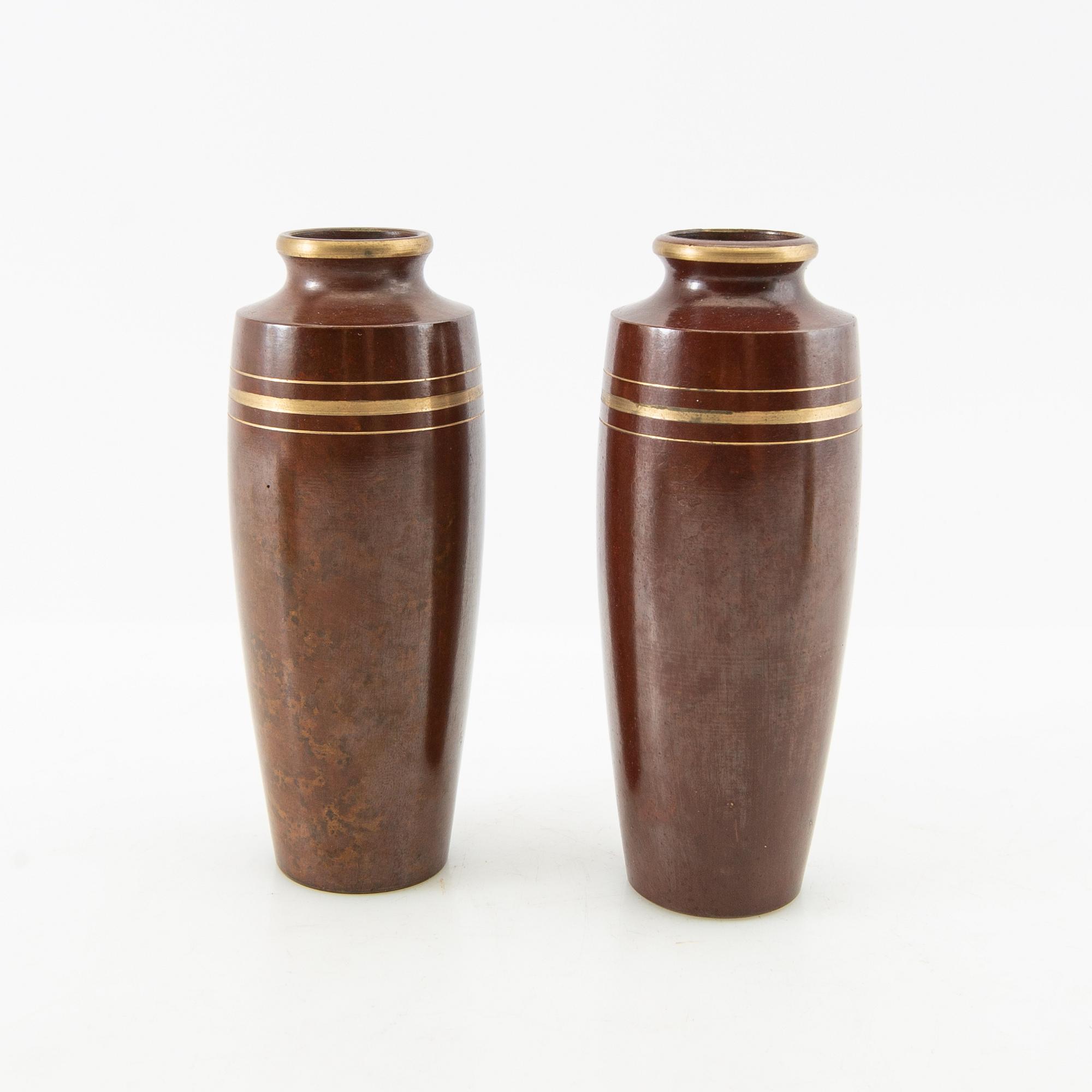 En samling vaser och skålar 11 dlr cloisonné och emalj-arbeten Kina 1900-tal.