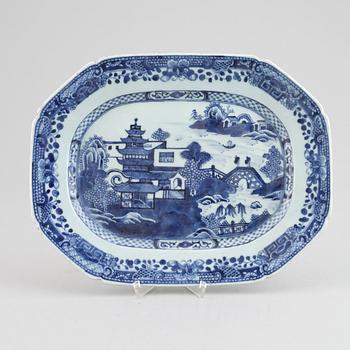 A Chinese blue and white serving dish, Qing dynasty, Qianlong (1736-1795).