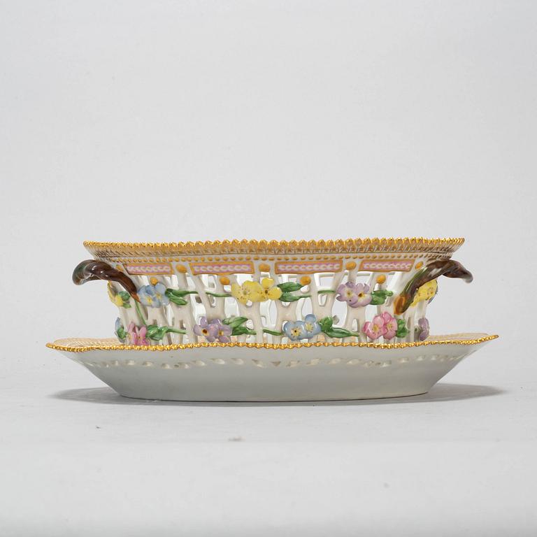 GALLERKORG med FAT, porslin. Royal Copenhagen, "Flora Danica", Danmark, 1900-tal.