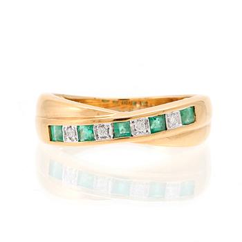 Ring in 18K gold with round brilliant-cut diamonds and step-cut emeralds.