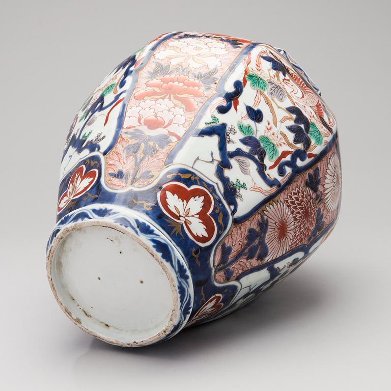 An Imari porcelain urn, from around the turn of the 20th century Japan.