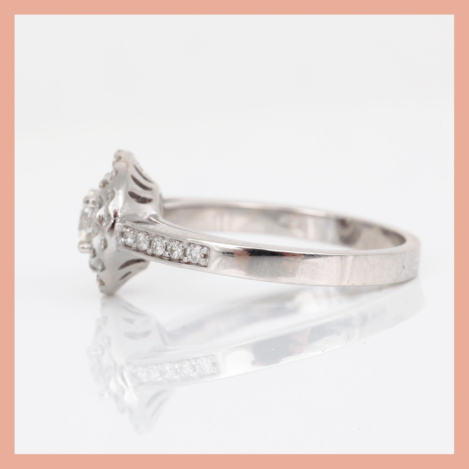 RING, 18K vitguld med briljantslipade diamanter, tot ca 0,66 ct. Total vikt ca 4,66 g.