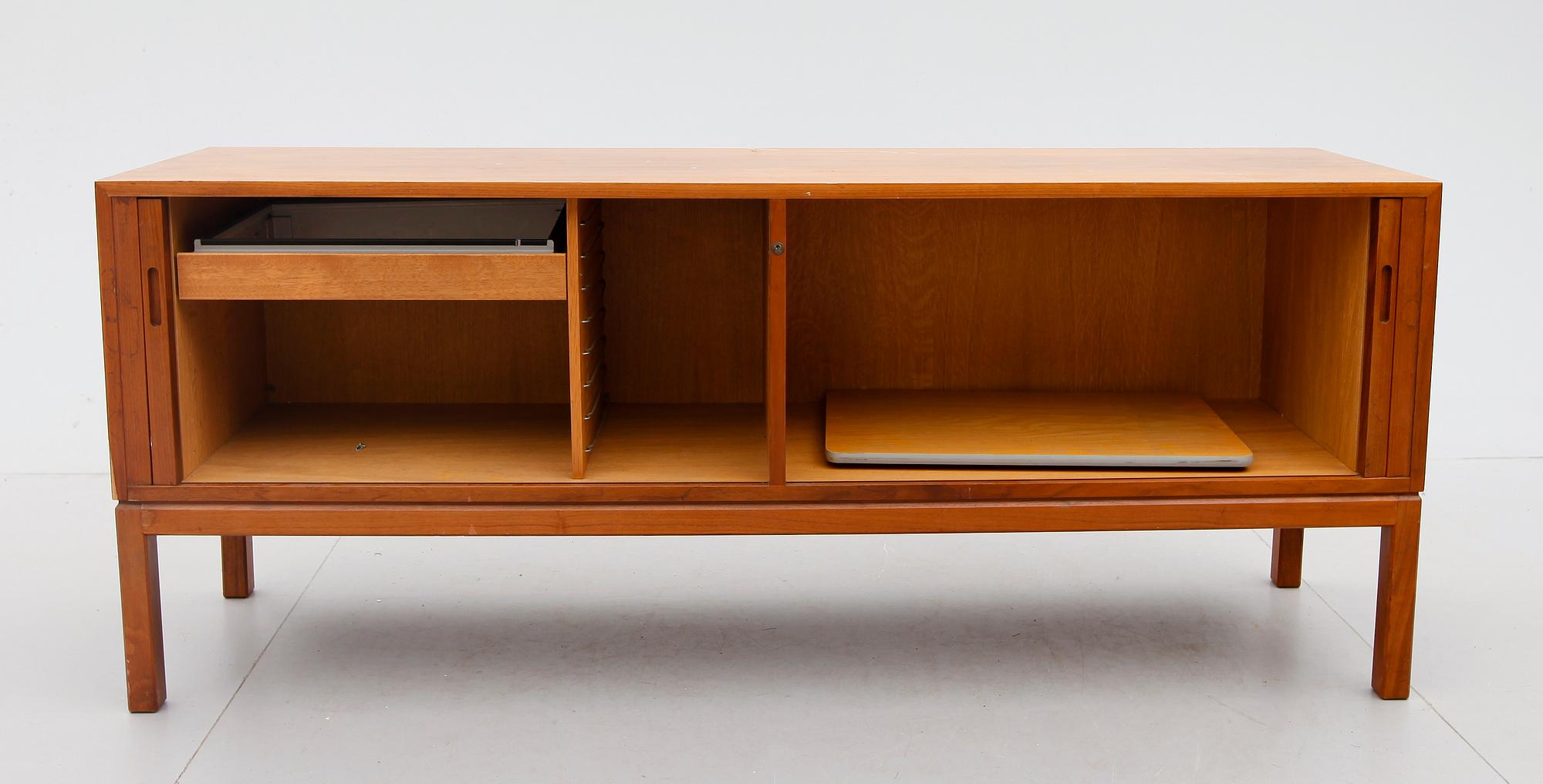 JALUSISKÅP, 1900-talets andra hälft.