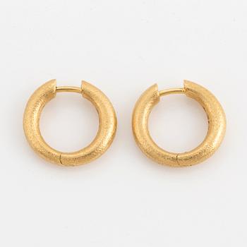 OLE LYNGGAARD, CHARLOTTE LYNGGAARD, Örhängen, 18K guld.