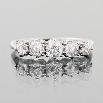 RING, platina med 5 äldre briljantslipade diamanter, utländska stämplar. Vikt 3,3 g.